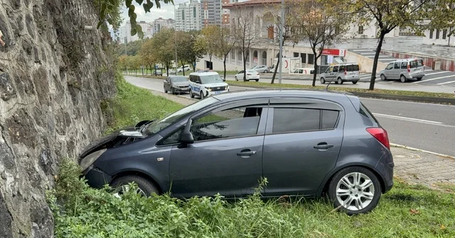 Otomobil istinat duvarına çarptı: İdmana giden futbolcu yaralandı Samsun Haberleri
