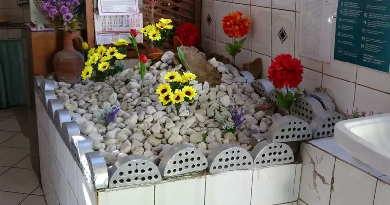 Isparta da Pide Salonu İçinde Mezarlık Şaşkınlık Yarattı