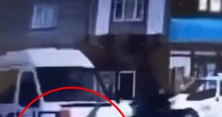 Zonguldak ta yere düşen yaya, minibüsün altında kalarak öldü