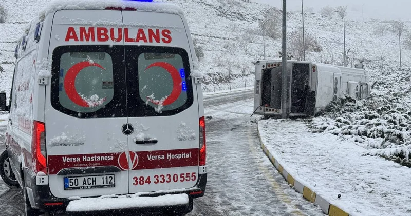 İşçileri taşıyan servis devrildi: Yaralılar var!