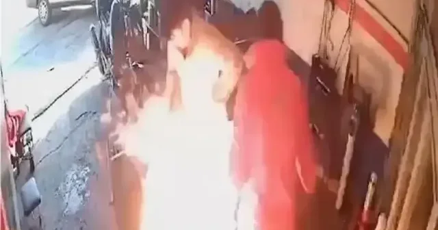 Elazığ da motosikletteki yangına yanıcı maddeyle müdahale edince alevlerin arasında kaldılar VİDEO İZLE