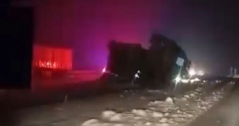 Yardım için duran TIR a hafif ticari araç çarptı: 1 ölü, 5 yaralı