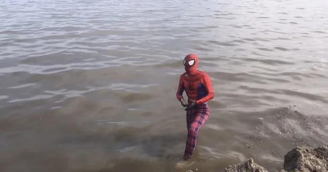 İzmirli Spiderman den Van Gölü ne dikkat çeken dalış Bitlis Haberleri