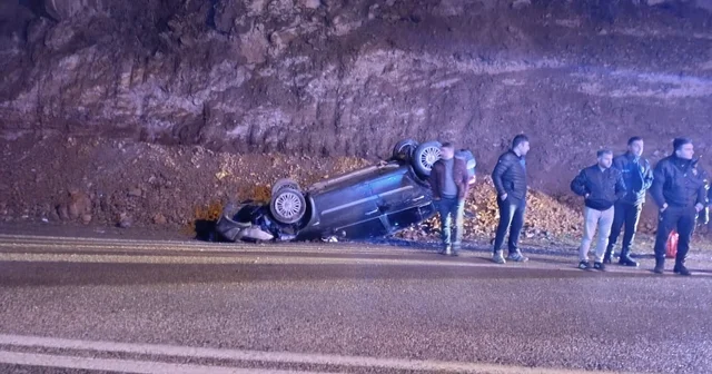 Yola düşen kayalardan kaçan otomobil takla attı: 2 yaralı Gümüşhane Haberleri