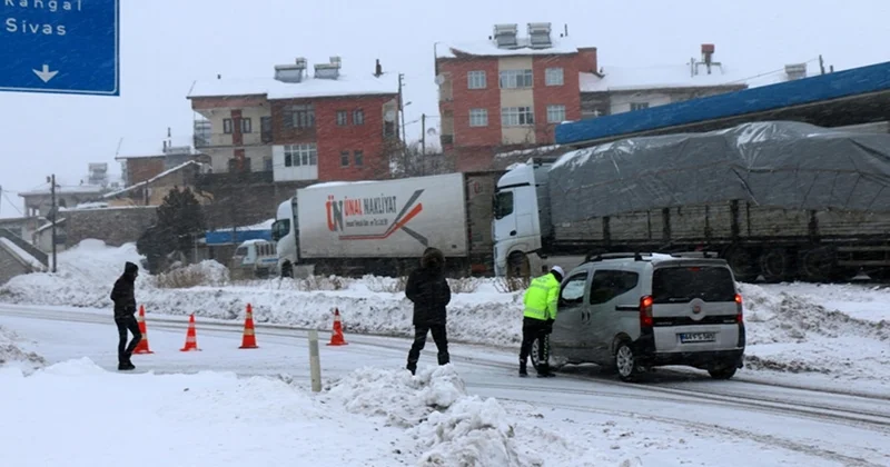 Kar nedeniyle kapanan kara yolu ulaşıma açıldı Sözcü Gazetesi