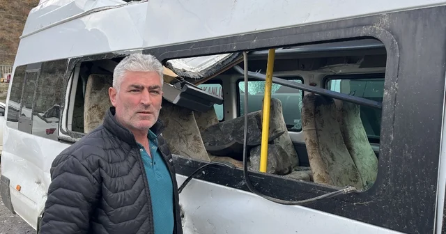 Artvin de üzerlerine kaya yağan minibüs şoför yaşadıkları korku dolu anları anlattı Minibüs şoförü: Bugün bizim ikinci doğum günümüz Artvin Haberleri