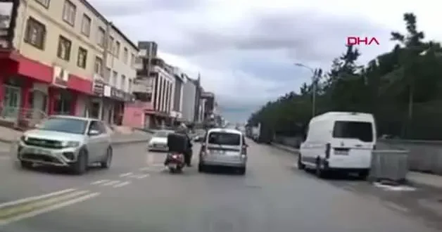 Trafikte bir yol verme kavgası daha! Motosikletli kaskıyla saldırdı