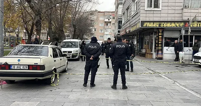 Kayseri de hırdavatçı, sokakta gördüğü 3 kişiyi bıçakladı