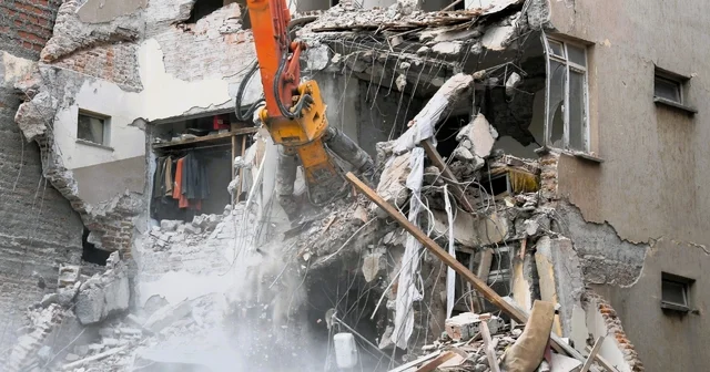 Sındırgı da depremin izleri siliniyor Hasarlı binalar bir bir yıkılıyor Balıkesir Haberleri