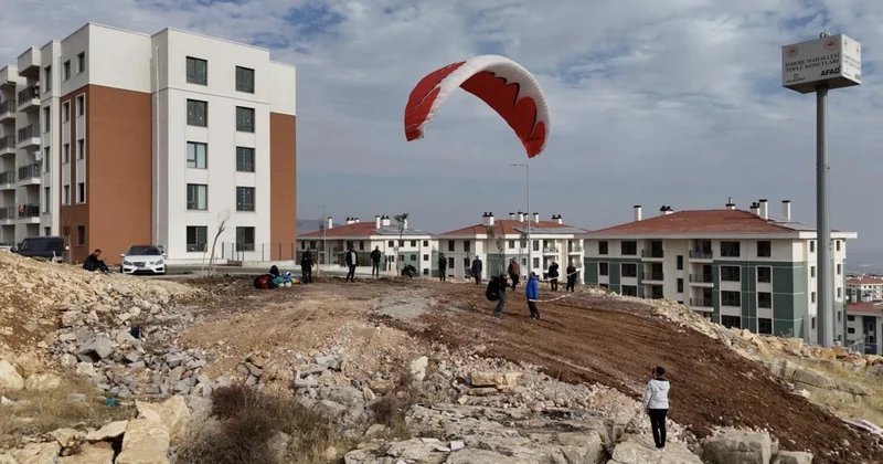 Deprem sonrası dönüşen İndere yamaç paraşütçülerinin yeni rotası oldu