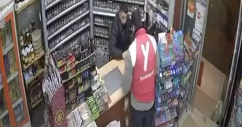 Avcılar’da markette parasını düşüren kuryeyi sosyal medya sayesinde buldu