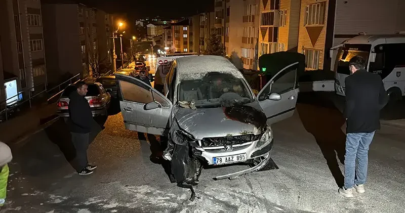 Alkollü sürücünün duvara çarptığı otomobil yandı