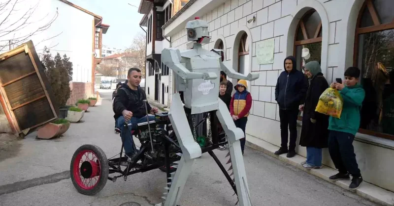 Kastamonu da Yürüyen Robot Heyecan Yarattı