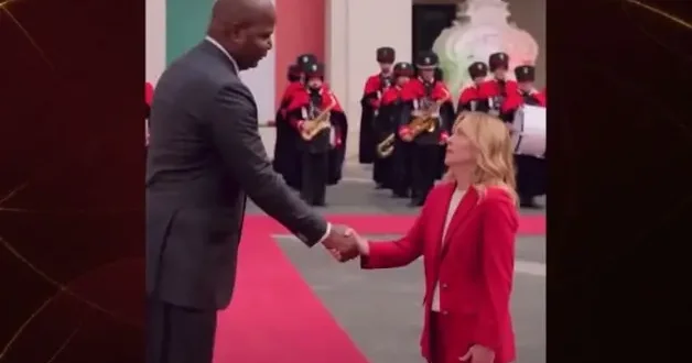 Başbakan Meloni Mozambikli liderle görüştü: Boy farkı dikkat çekti