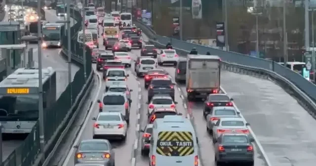 Haftanın ilk mesaisinde İstanbul’da trafik kilitlendi: Yoğunluk yüzde 76’ya ulaştı VİDEO İZLE
