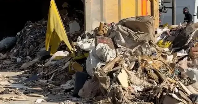 Başakşehir’de hafriyat kamyonu devrildi, yol trafiğe kapandı VİDEO İZLE