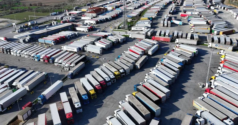 İpsala Sınır Kapısı nda 13 gündür kriz bitmedi! Yunan çiftçiler traktörleri barikat yaptı