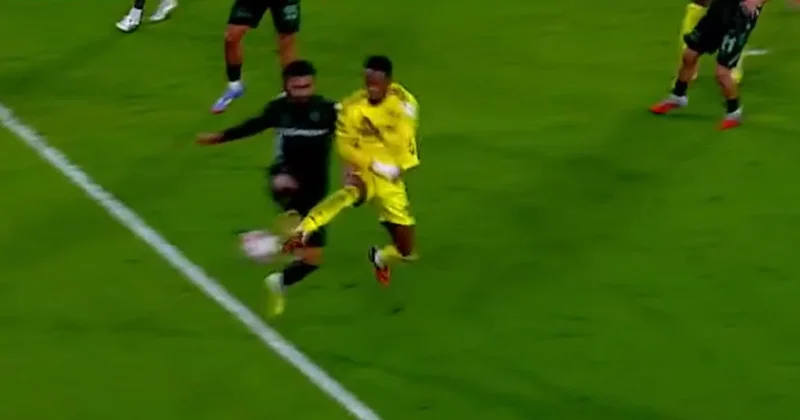 Fenerbahçe Konyaspor maçında VAR uyarısı ile penaltı kararı Sözcü Gazetesi