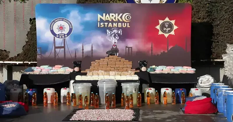 İstanbul da operasyonla ele geçirilen 1 ton 144 kilo 396 gram uyuşturucu emniyette sergilendi