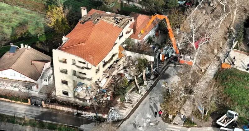 Sındırgı da depremin izleri siliniyor