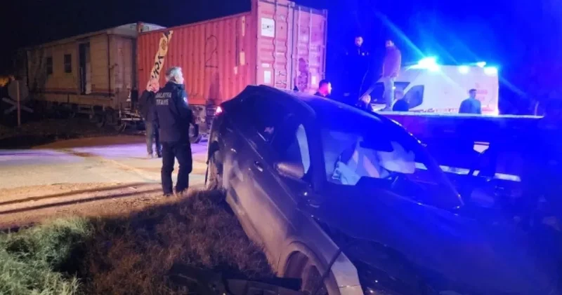 Malatya da 5 kişinin bulunduğu araca tren çarptı