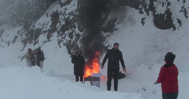 Artvin de kar nedeniyle araçlar yolda kaldı, sürücüler ateş yakıp ısındı Artvin Haberleri