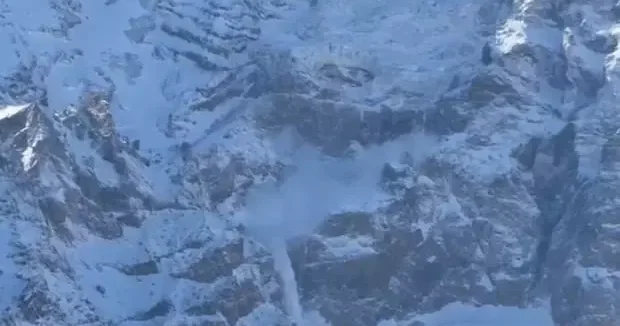 Ağrı haberleri Ağrı Dağı nda çığ düştü! Olay anı kameraya yansıdı 15 Aralık 2025