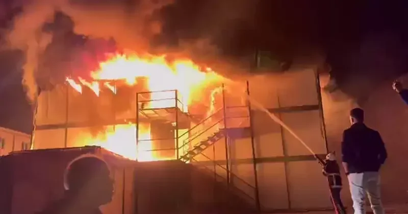 Şantiyede işçilerin yatakhanesinde çıkan yangın söndürüldü