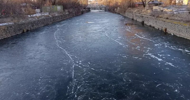 Kars eksi 15’i gördü: Kars Çayı 1 günde buz tuttu