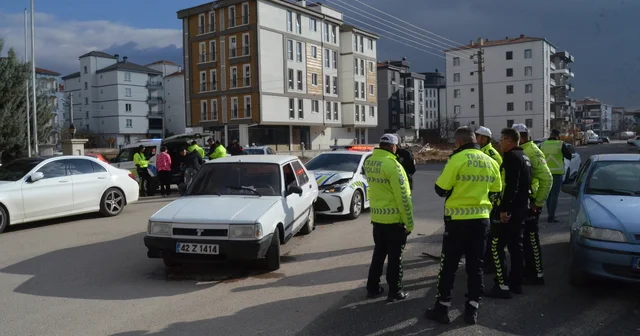 Takiple yakalanan sürücünün ağlayan çocuklarını polis sakinleştirdi Aksaray Haberleri