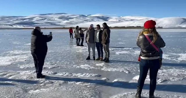 Çıldır Gölü nün yüzeyi, buz tutmaya başladı Kars Haberleri