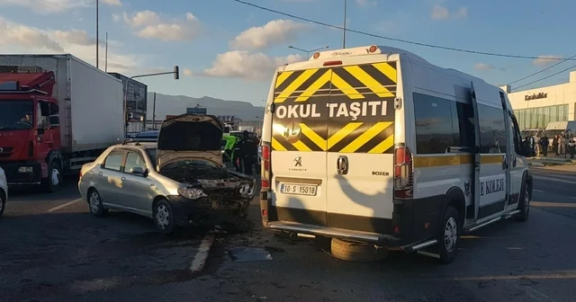 Balıkesir de öğrenci servisi ile otomobil çarpıştı: 7 yaralı Balıkesir Haberleri