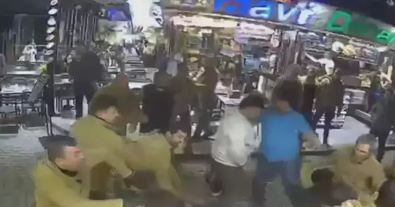 Fatih te esnaflar arasındaki kavga kamerada; 2 kişi gözaltına alındı