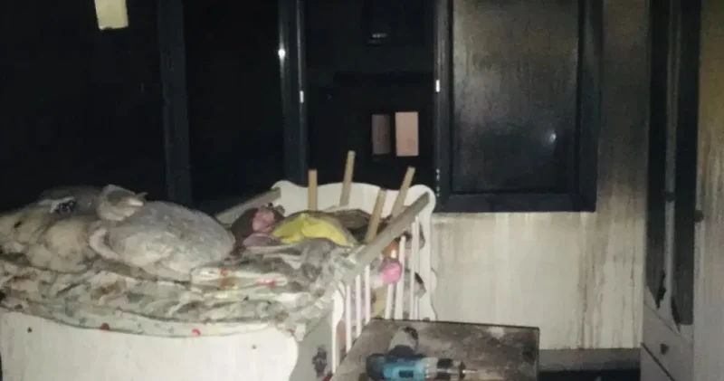 İhmaller zinciri deprem konutunda yangın faciasını getirdi! Alarm sustu ev kül oldu