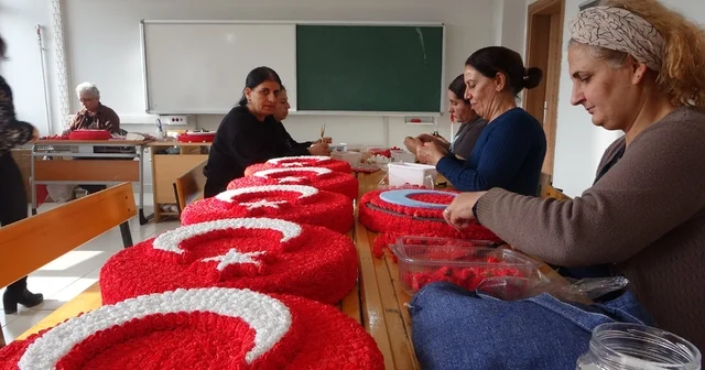 Hozat ta 16 kadın, yapay çiçeklerle Türk Bayrağı üretiyor Tunceli Haberleri