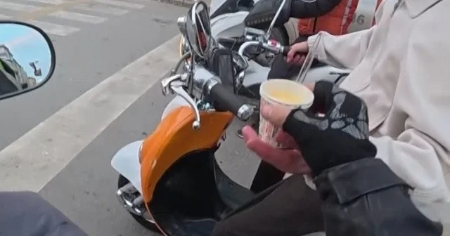 Motosikleti ile trafikte boza ikramı Eskişehir Haberleri