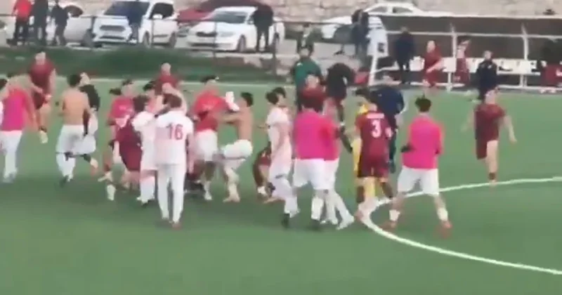 Hatay da futbolunuz batsın dedirten görüntüler! 4 kişi yaralandı Sözcü Gazetesi