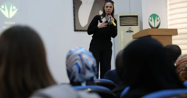 Otizmli yazar ebeveynlerle buluşarak otizmi anlattı Aslında amacım zihnimin anlaşılması Sivas Haberleri