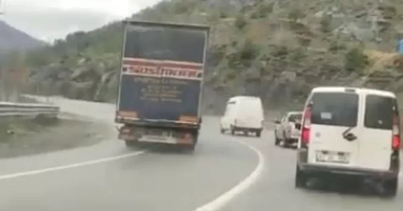 Artvin’de tır şoförünün virajda 5 aracı sollaması faciaya davetiye çıkardı