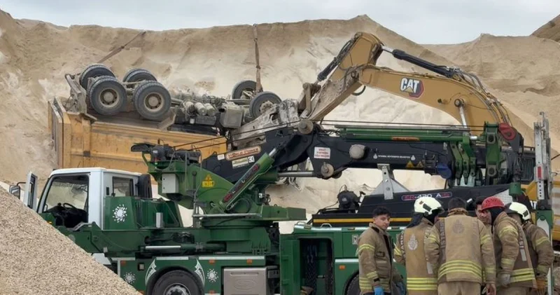 Son dakika: Çatalca da taş ocağında kamyon devrildi: 64 yaşındaki sürücü yaşamını yitirdi Son dakika haberleri