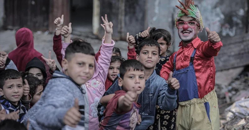 Ailesini İsrail in saldırısında kaybeden Gazzeli palyaço, acısına rağmen çocukları güldürüyor
