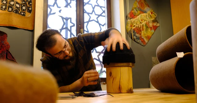 130 yıllık ata mesleği keçeciliği sürdüren esnafın atölyesinde Mevlana Haftası yoğunluğu Konya Haberleri