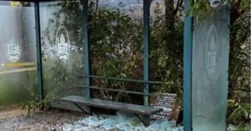 İstanbul da otobüs duraklarını zarar veren şüpheliler yakalandı