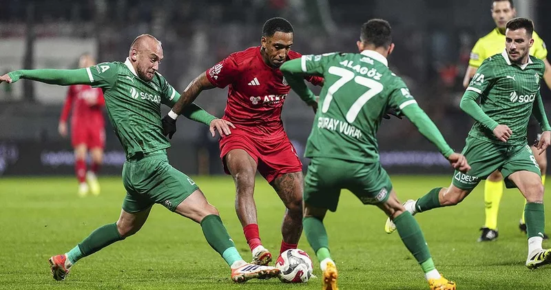 Kadın hakemden Iğdırlı futbolcuya sıradışı hareket