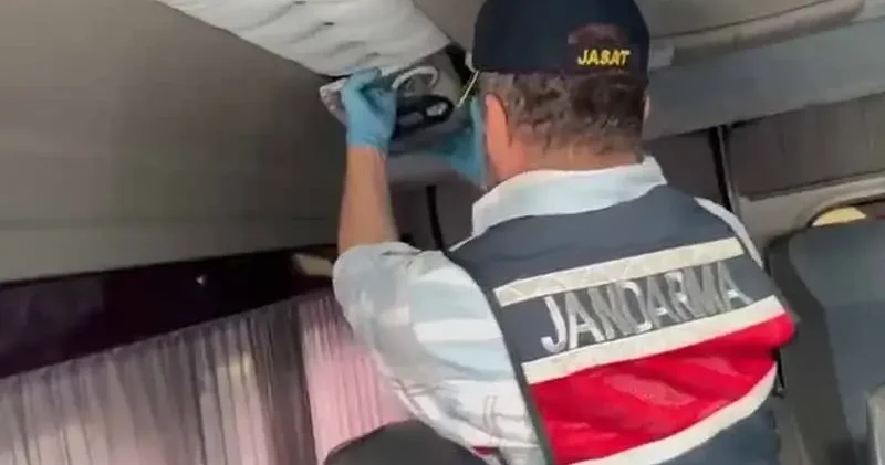 Eyüpsultan’da operasyon: Servis aracında piyasa değeri 30 milyon lira olan uyuşturucu bulundu