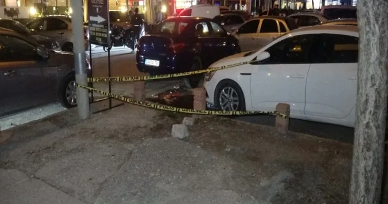 Konya da sokak ortasında bıçaklı tüfekli kavga: Kanlar içinde kafeye sığındı