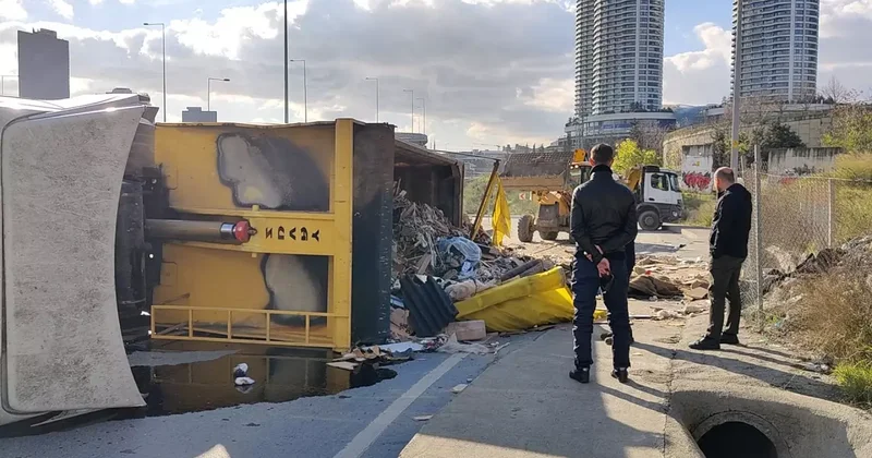 Refüje çarpan hafriyat kamyonu karşı şeride geçip devrildi