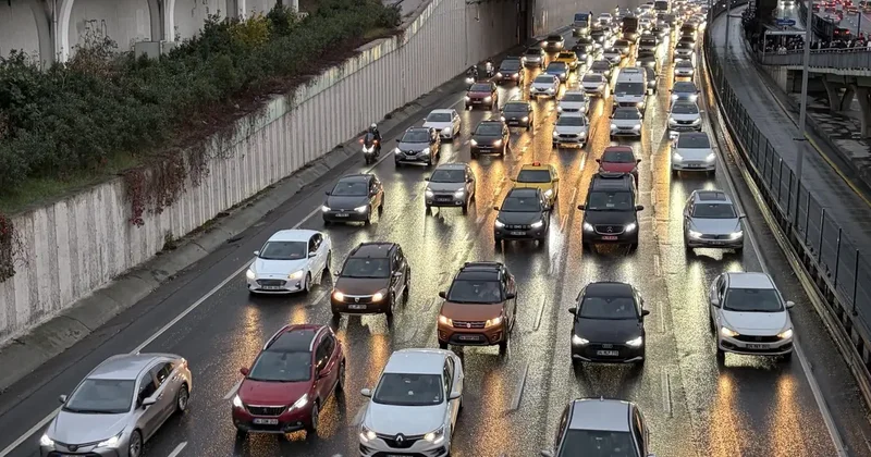 İstanbul haftaya trafik çilesiyle başlandı: Yoğunluk yüzde 76