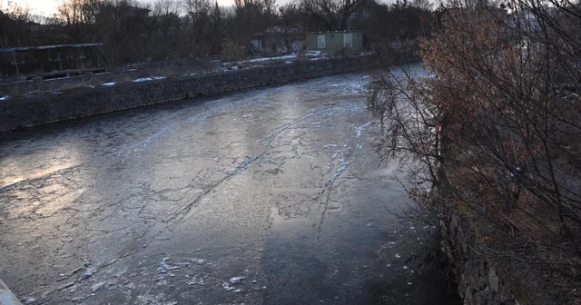 Sıcaklık eski 15 e düştü; Kars Çayı kısmen dondu Kars Haberleri