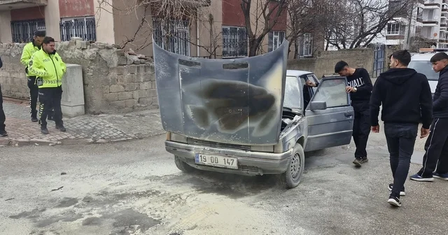 Motor kısmı tutuşan otomobili yanmaktan itfaiye kurtardı Çorum Haberleri